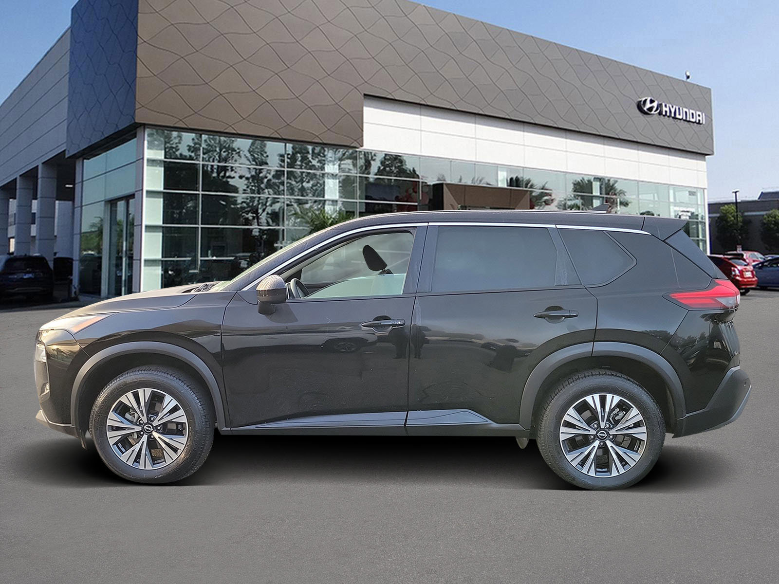 Used 2023 Nissan Rogue SV image 3