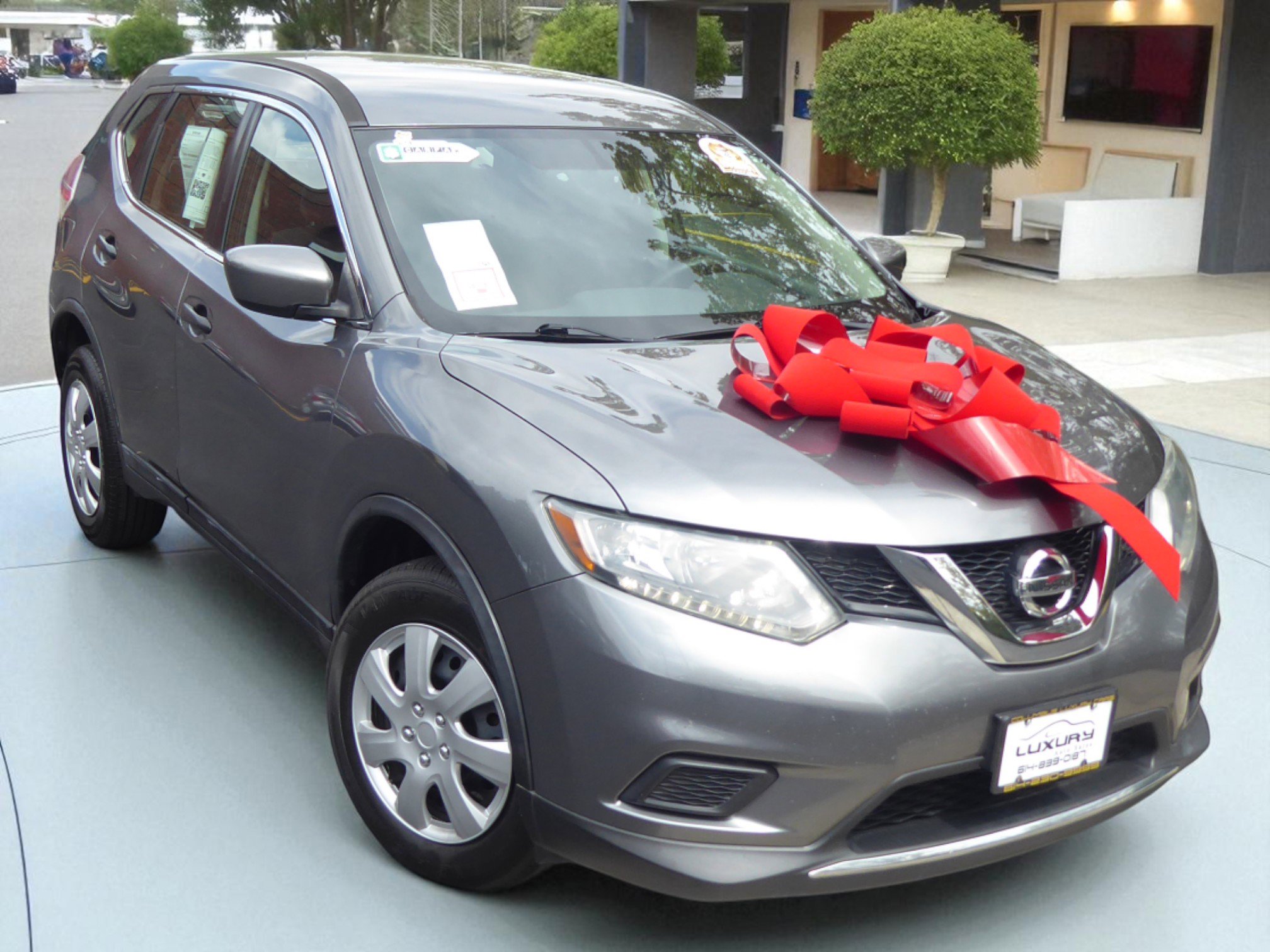 Used 2016 Nissan Rogue S image 2