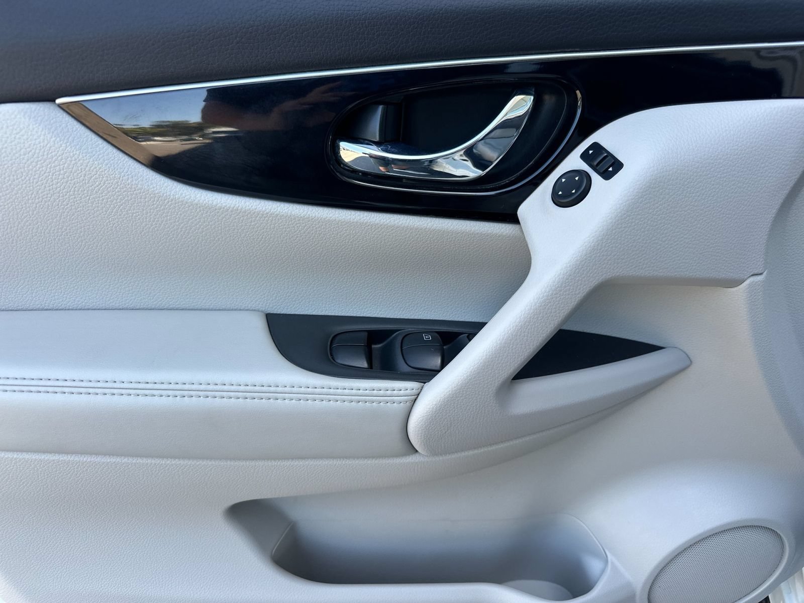 Used 2018 Nissan Rogue Sport SL FWD image 11