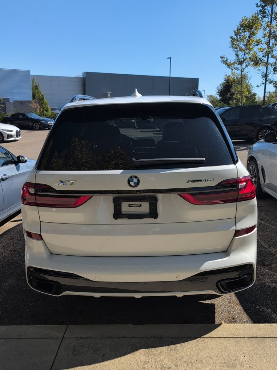 Used 2022 BMW X7 xDrive40i w/ M Sport Package AWD/4WD image 3