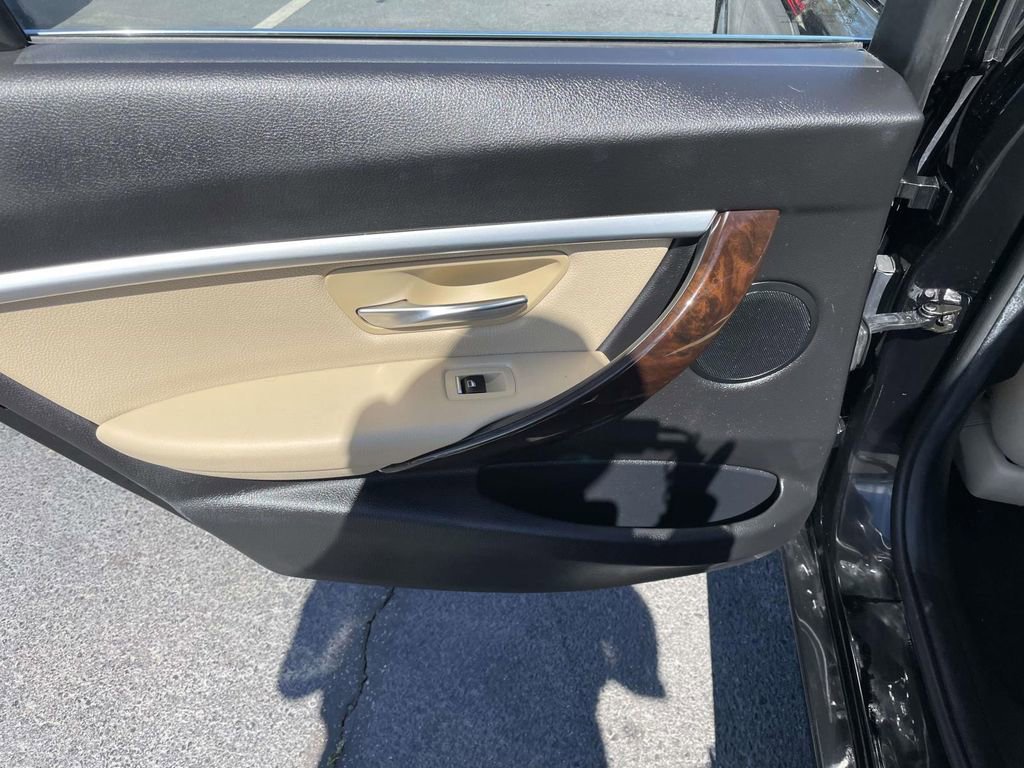 Used 2018 BMW 330i xDrive Sedan w/ Convenience Package image 19