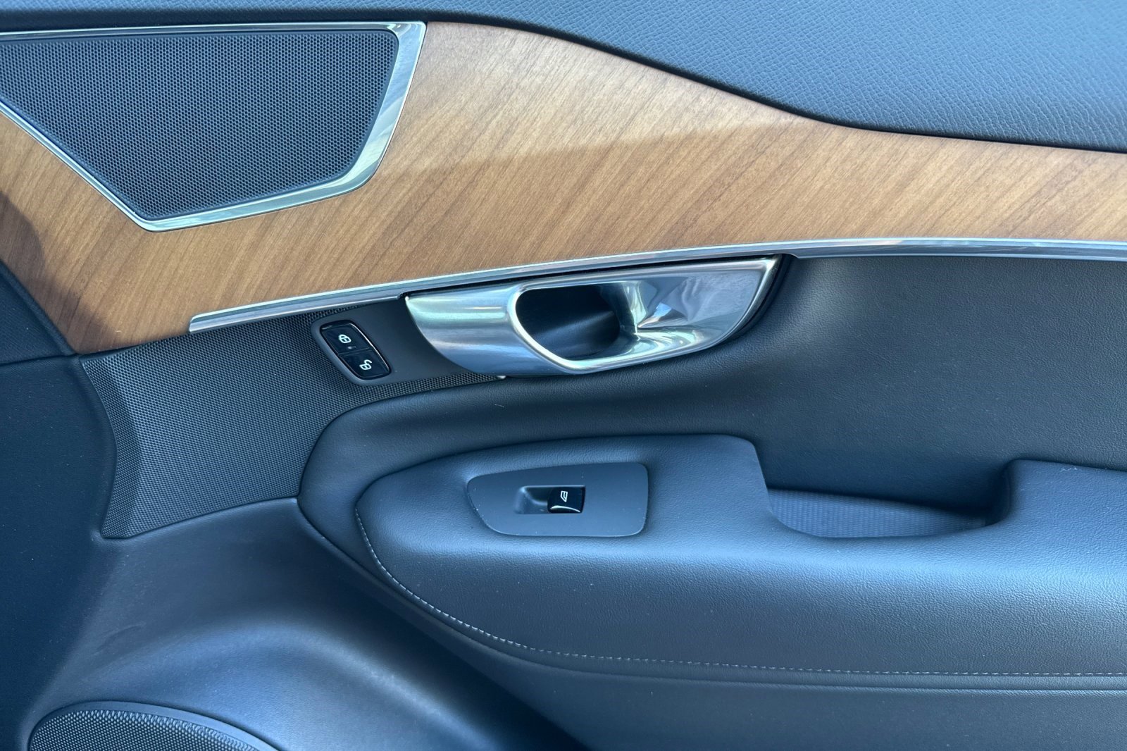 Used 2025 Volvo XC90 B6 Ultra image 23