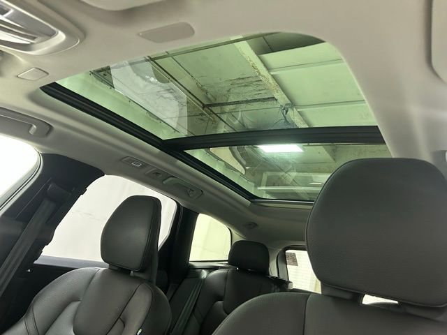 Used 2025 Volvo XC60 B5 Plus image 26