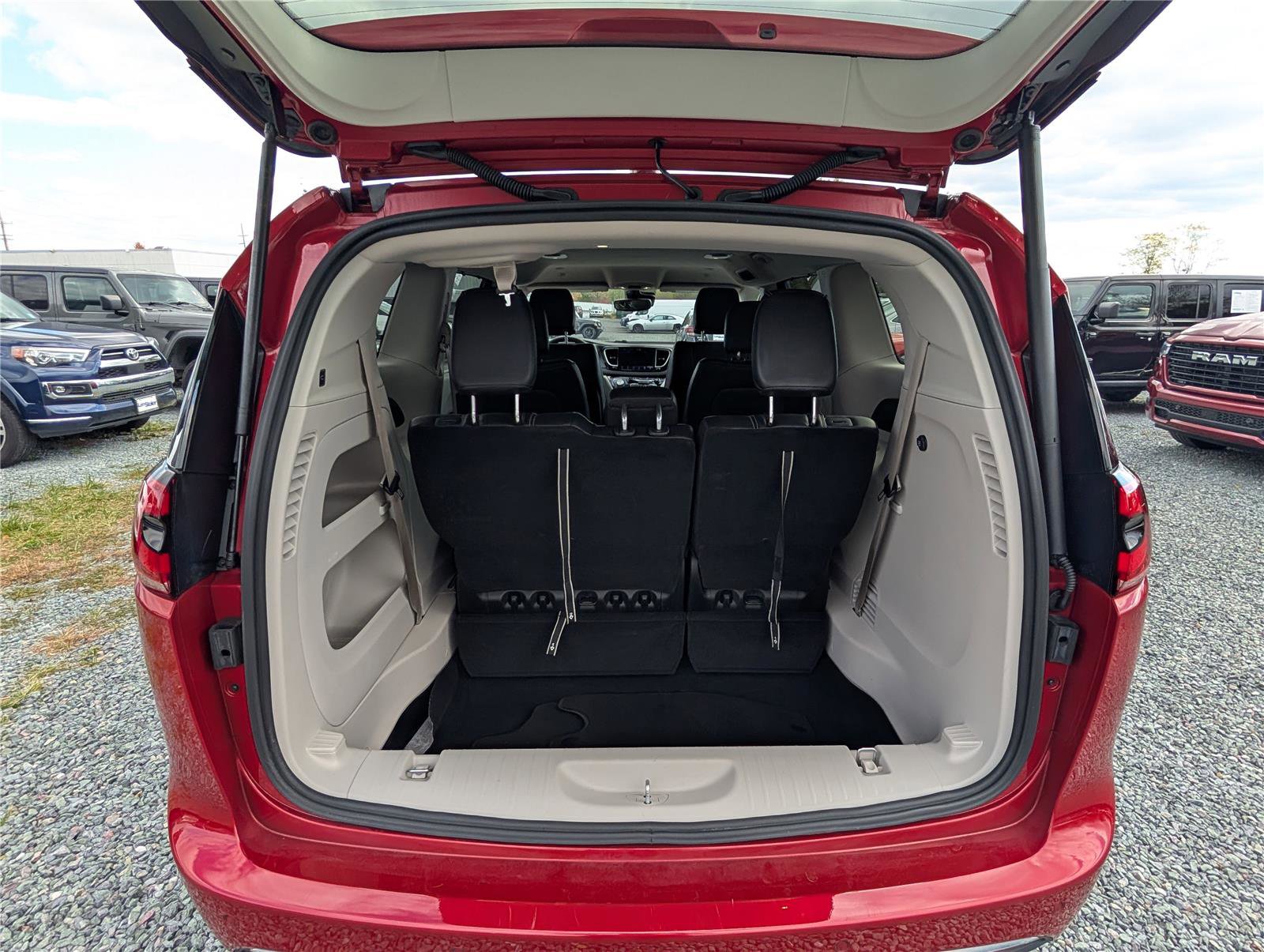 Used 2024 Chrysler Pacifica Touring-L image 12