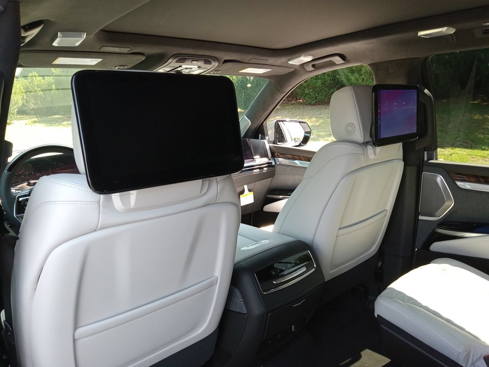 New 2026 Cadillac Escalade Platinum Sport w/ LPO, ONYX Package AWD/4WD image 25