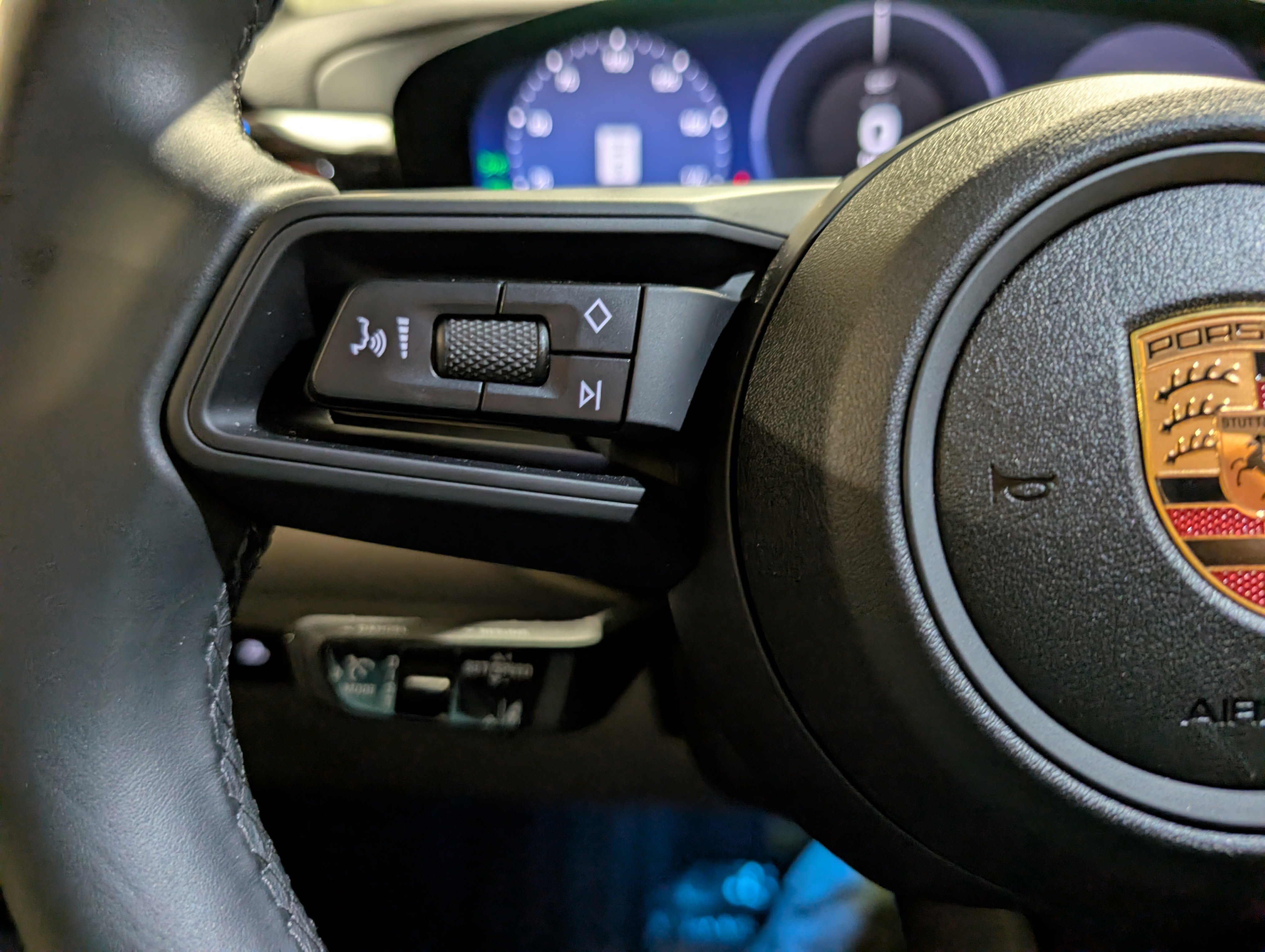 Certified 2025 Porsche Macan Electric image 25