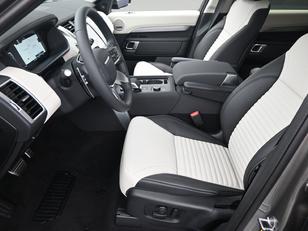 Used 2025 Land Rover Discovery Dynamic SE AWD/4WD image 5