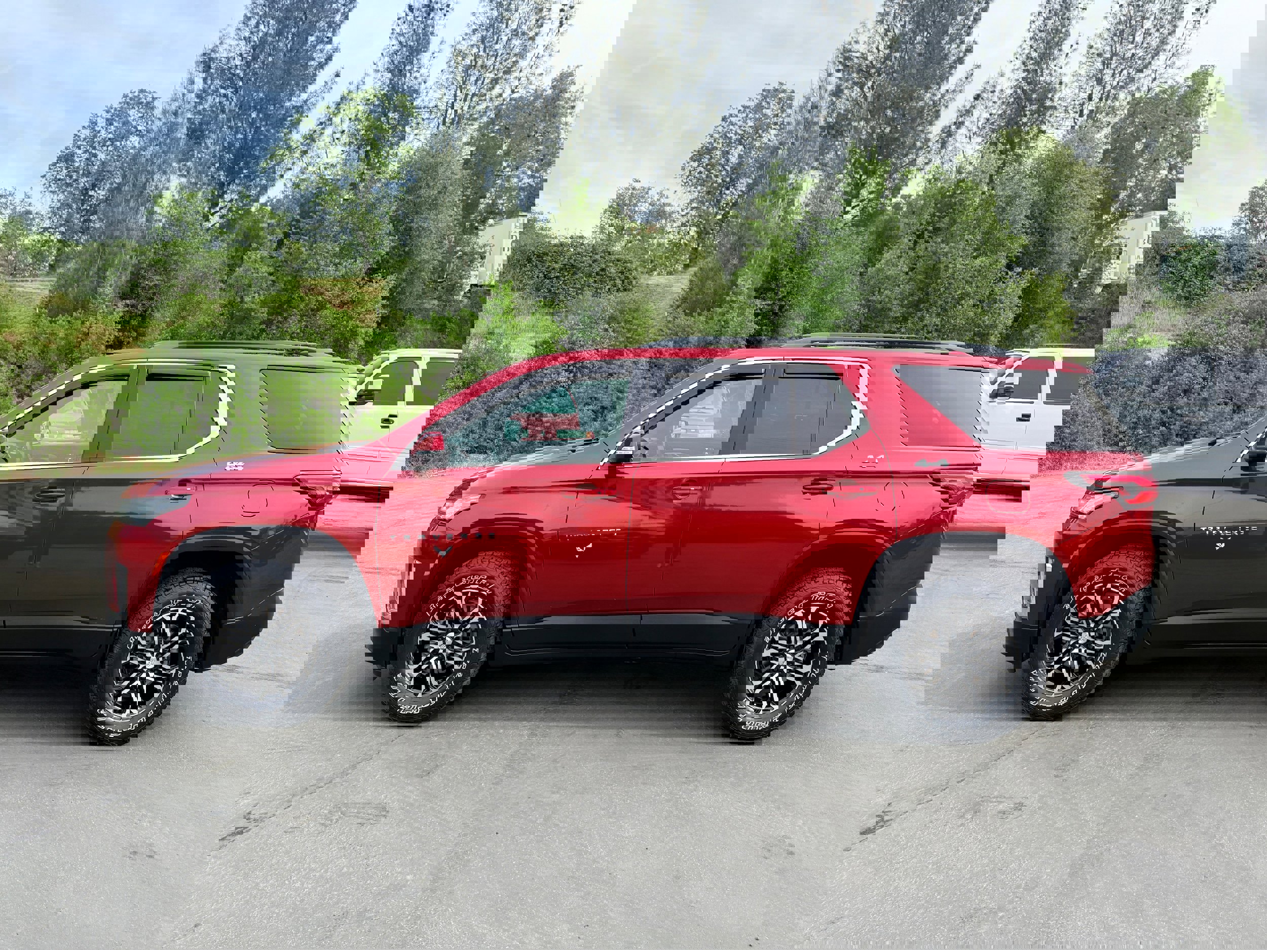 Used 2022 Chevrolet Traverse LT image 1