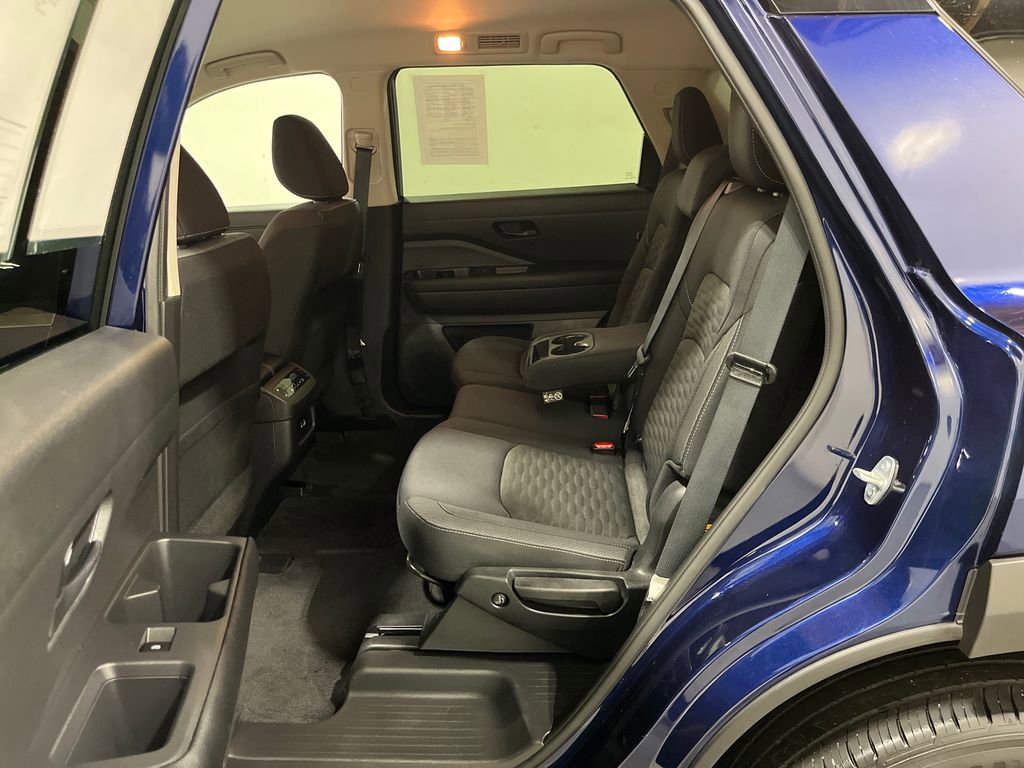 Used 2025 Nissan Pathfinder SV image 24