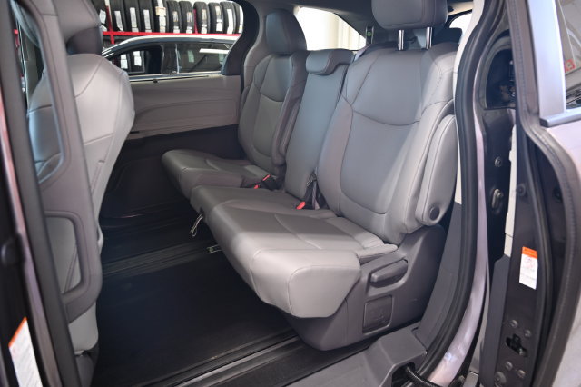 Used 2021 Toyota Sienna XLE w/ XLE Plus Package FWD image 12