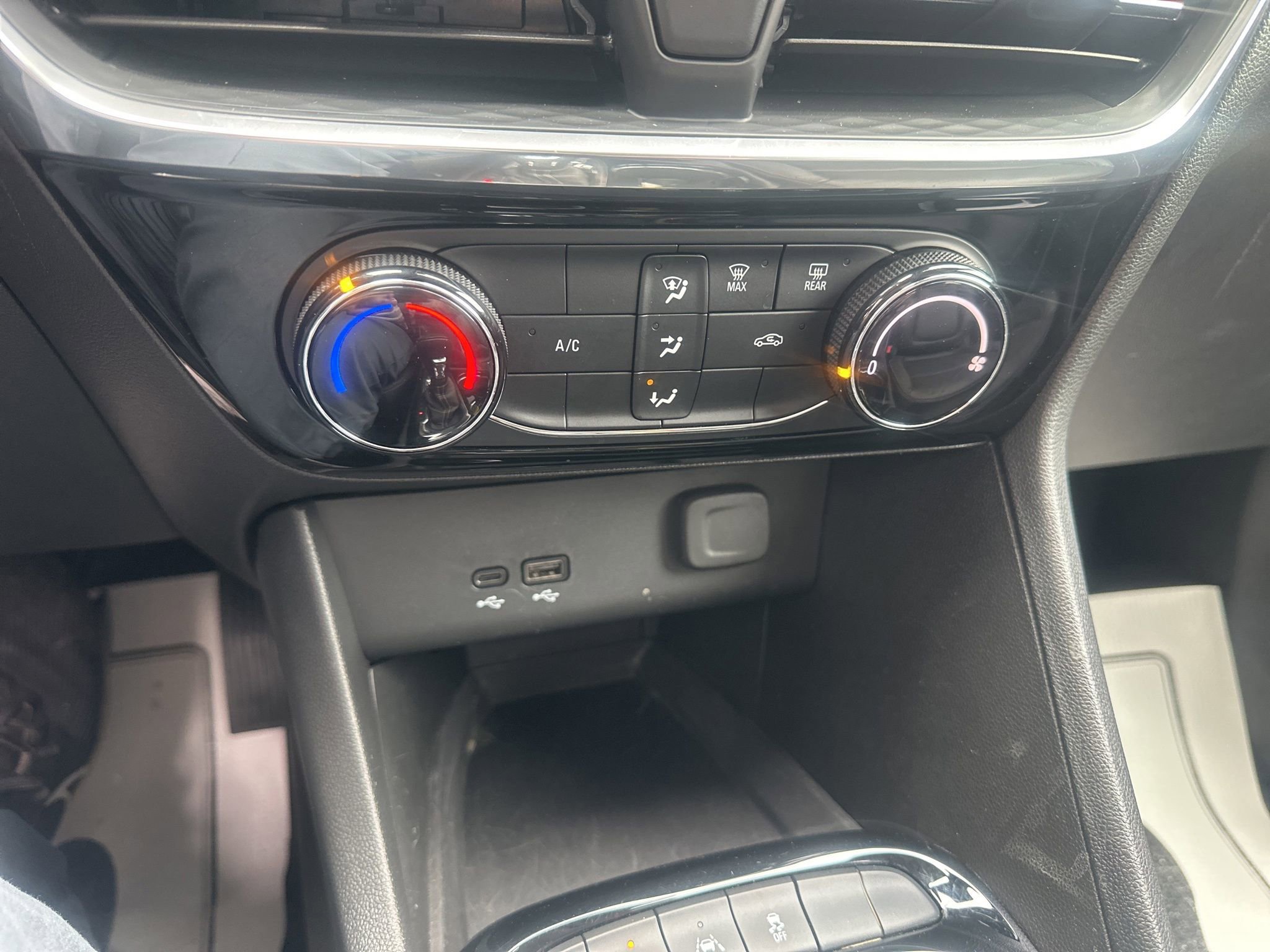 Used 2024 Buick Encore GX Sport Touring image 25