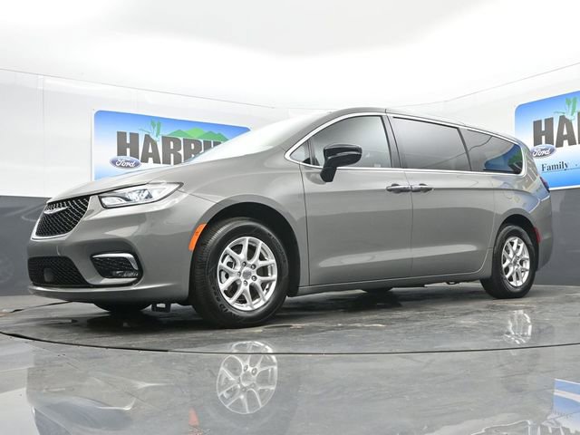 Used 2025 Chrysler Pacifica Select image 21