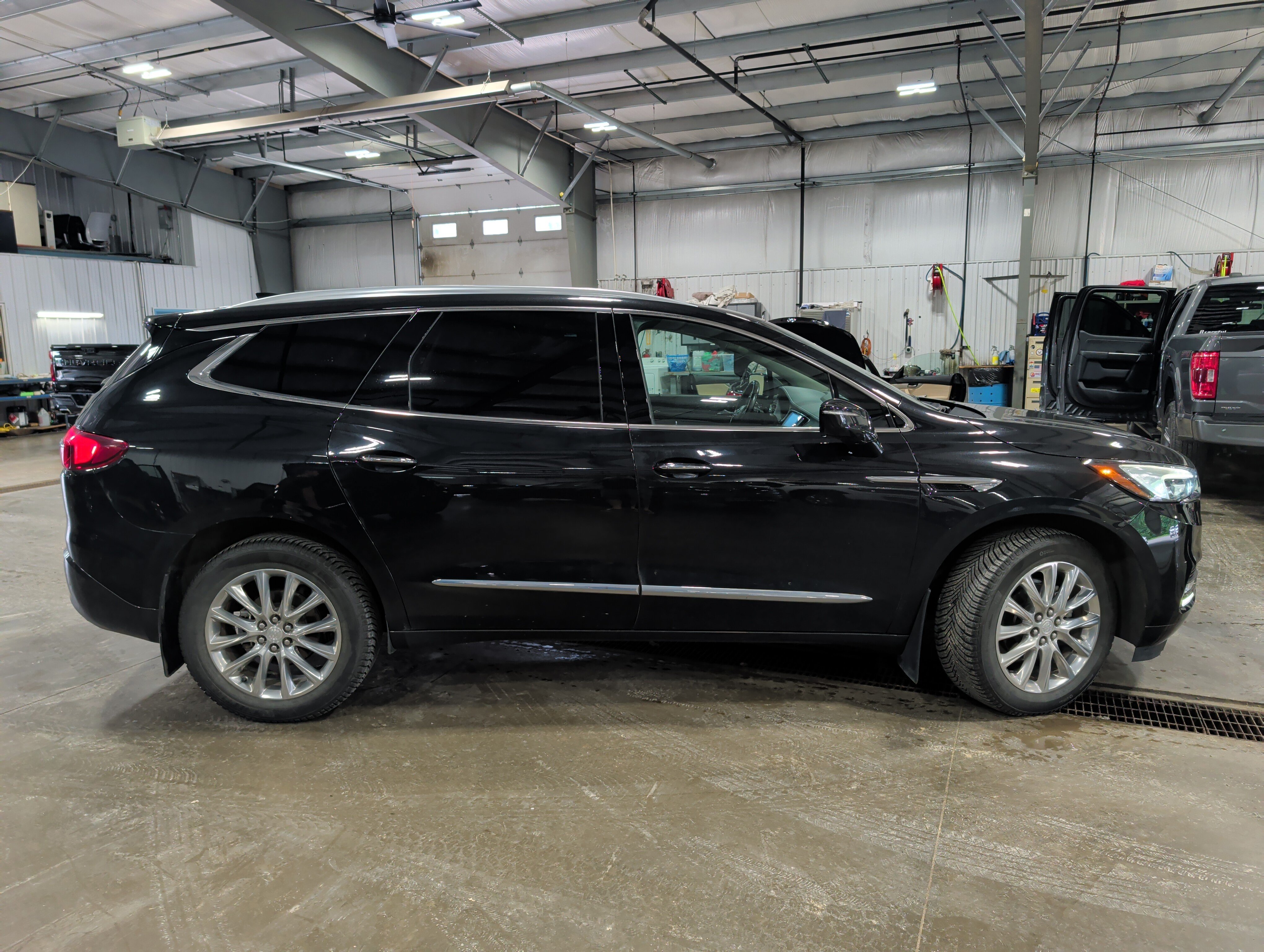 Used 2020 Buick Enclave Premium w/ Sun and Sites Package AWD/4WD image 2