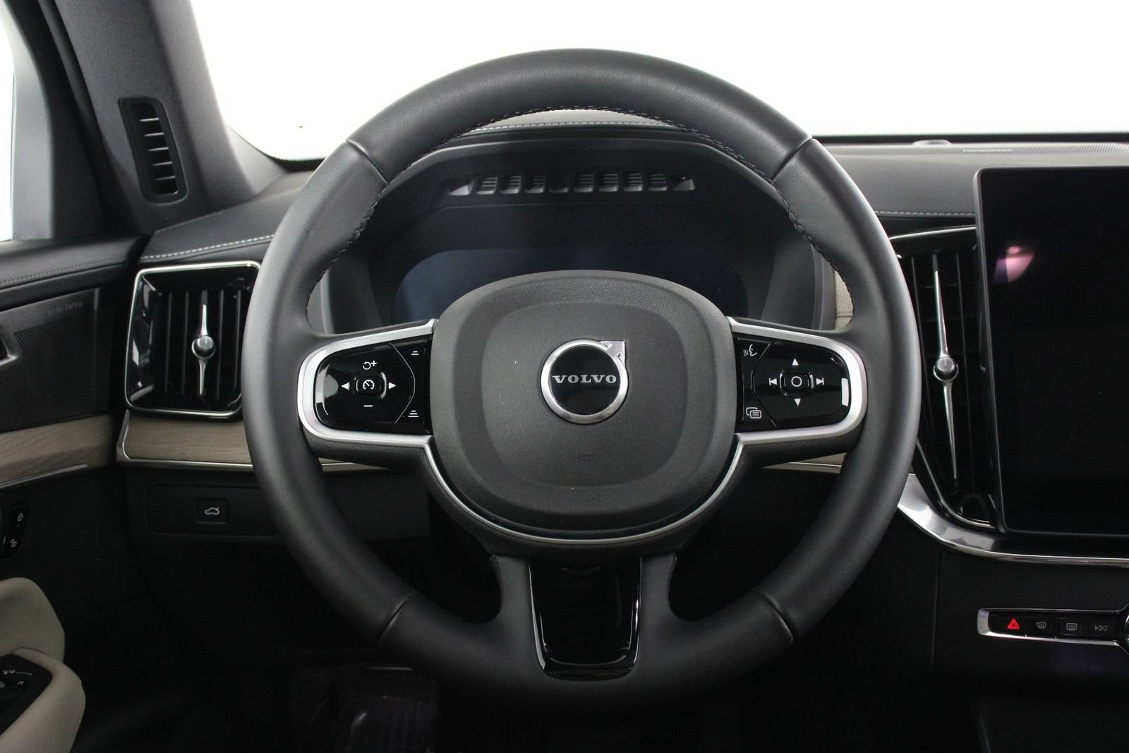 Certified 2026 Volvo XC90 B6 Plus w/ Protection Package Premier AWD/4WD image 8