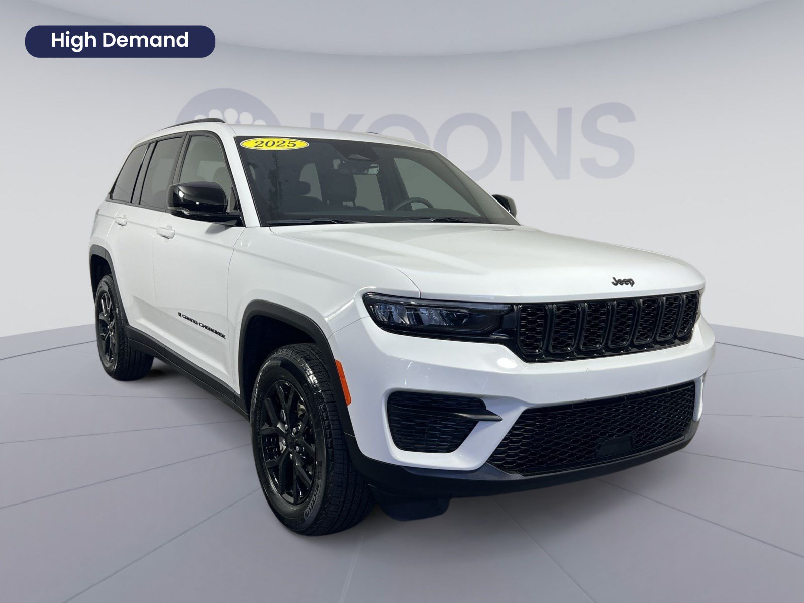 Used 2025 Jeep Grand Cherokee Altitude AWD/4WD image 1