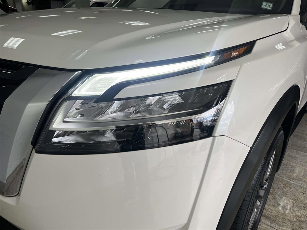 Used 2022 Nissan Pathfinder SV image 9