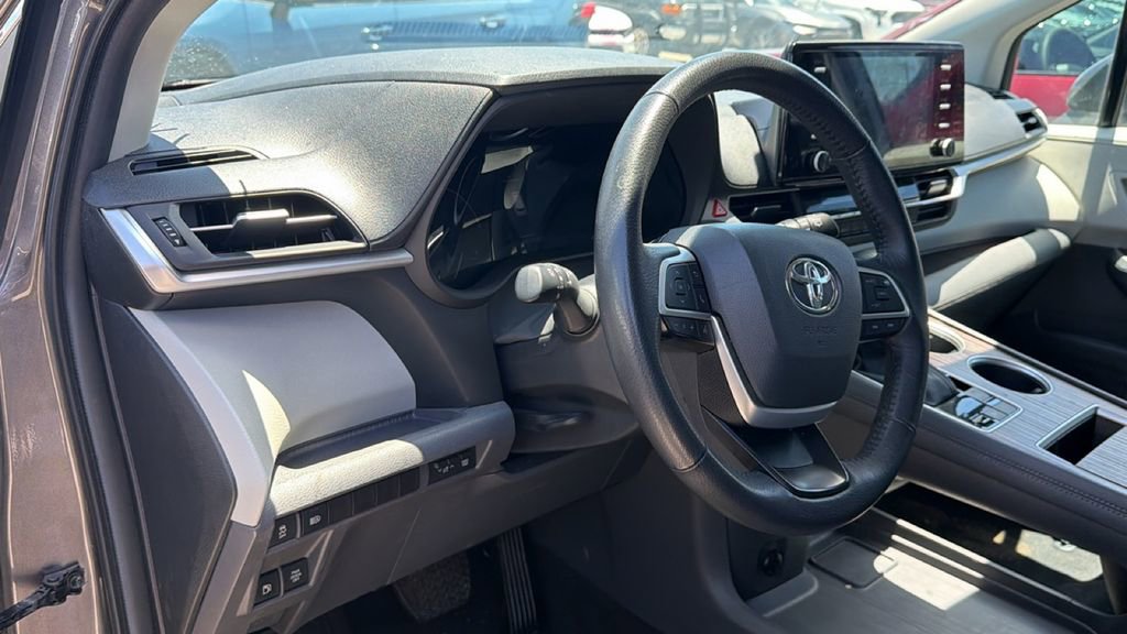 Used 2024 Toyota Sienna XLE FWD image 12