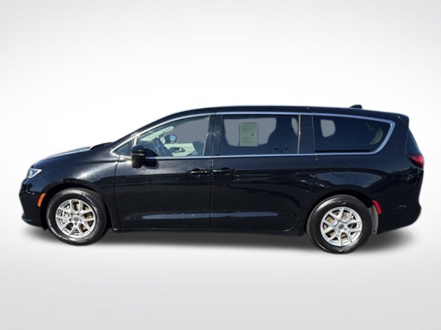 Used 2024 Chrysler Pacifica Touring-L FWD image 3