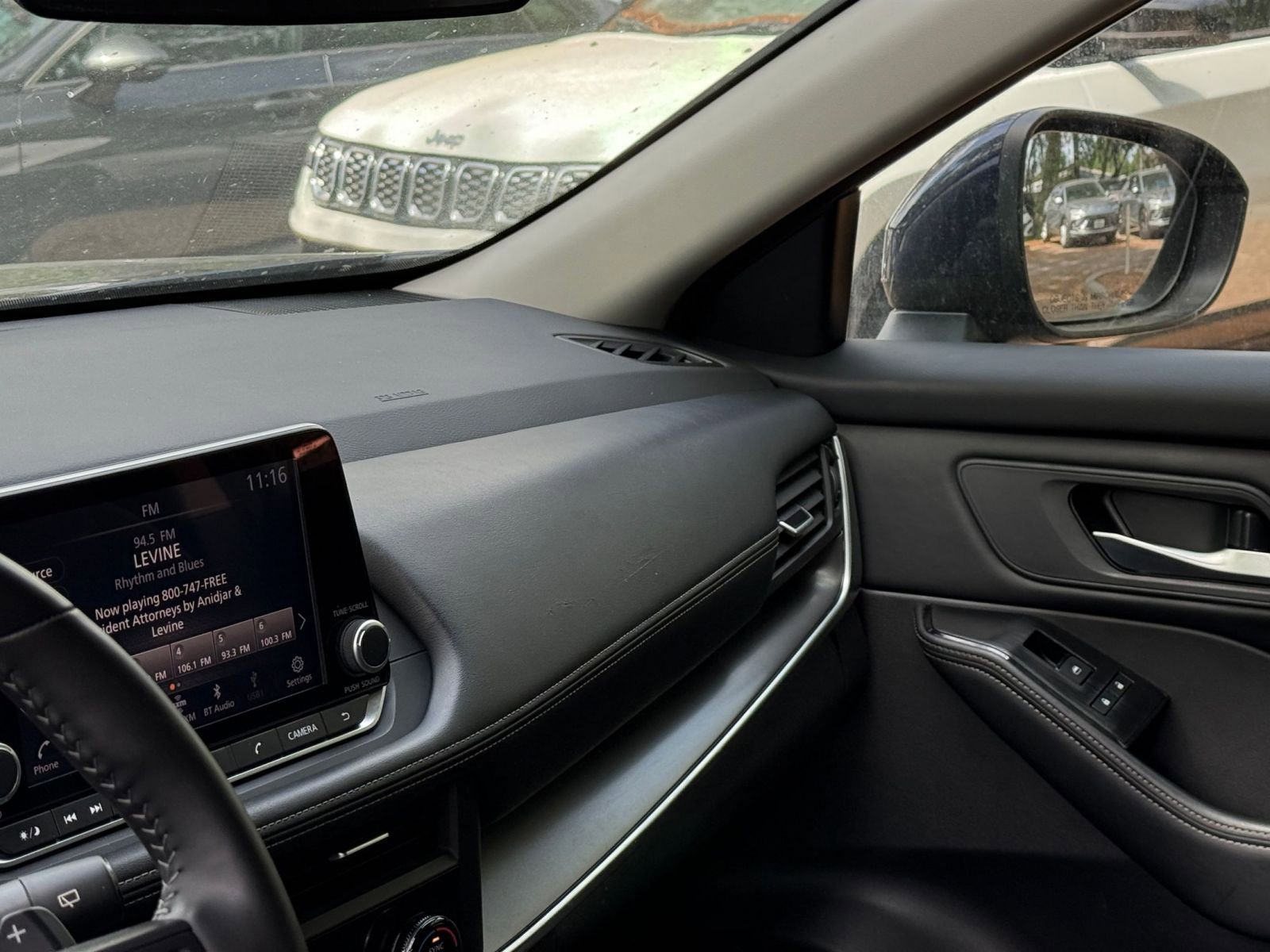 Used 2025 Nissan Rogue SV FWD image 34