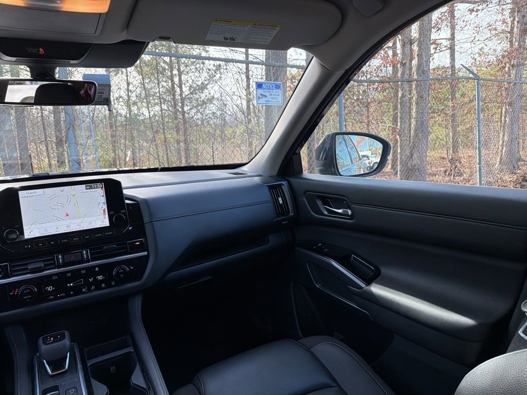 Used 2025 Nissan Pathfinder SL image 11