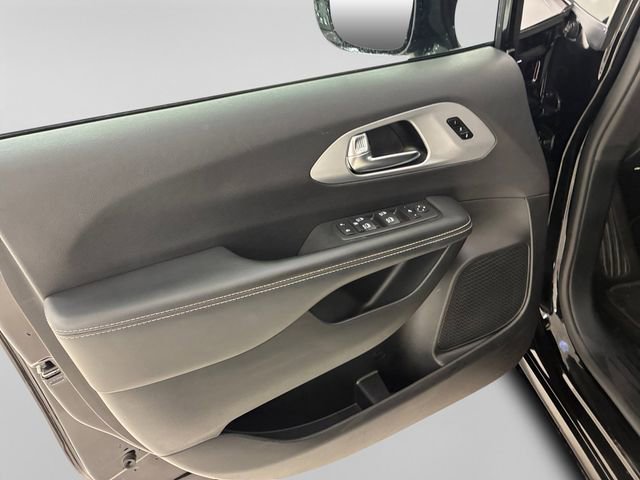 Used 2025 Chrysler Pacifica Limited image 13