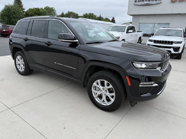 Used 2024 Jeep Grand Cherokee Limited AWD/4WD image 3