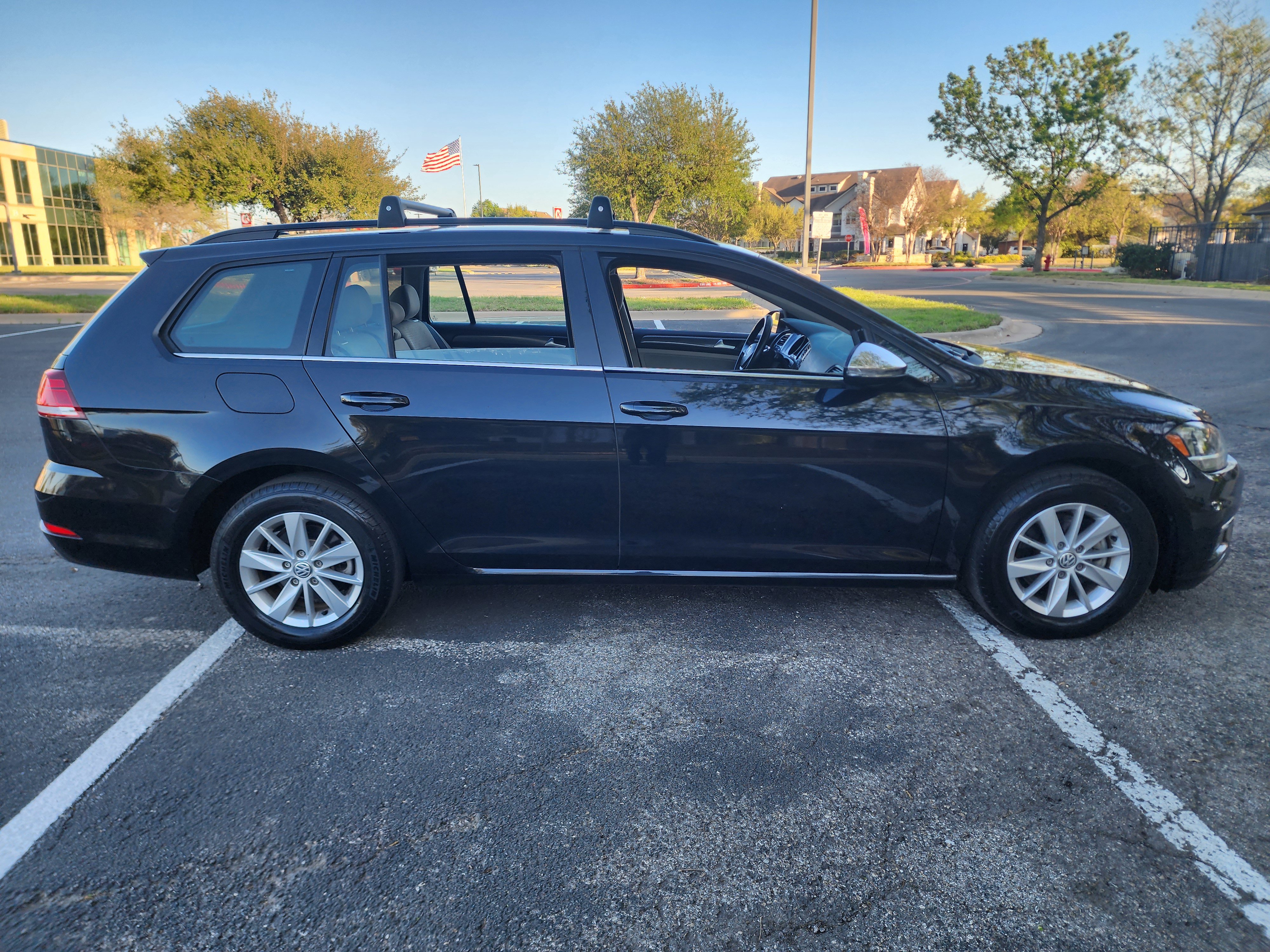 Used 2019 Volkswagen Golf S image 8