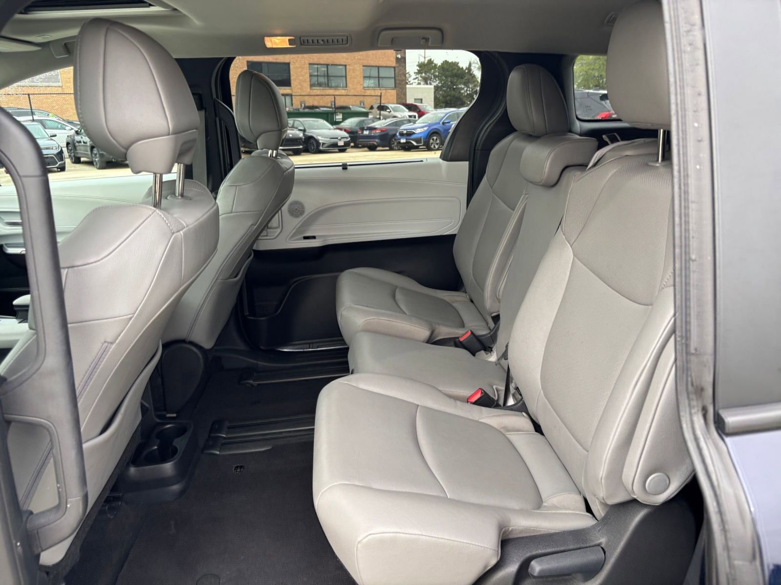 Used 2025 Toyota Sienna XLE FWD image 27