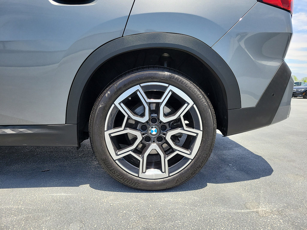 Used 2025 BMW X2 xDrive28i AWD/4WD image 6