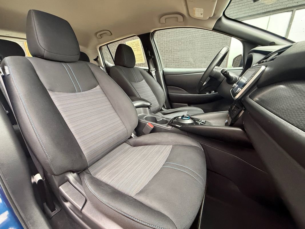 Used 2020 Nissan Leaf SV w/ SV Technology Package FWD image 19