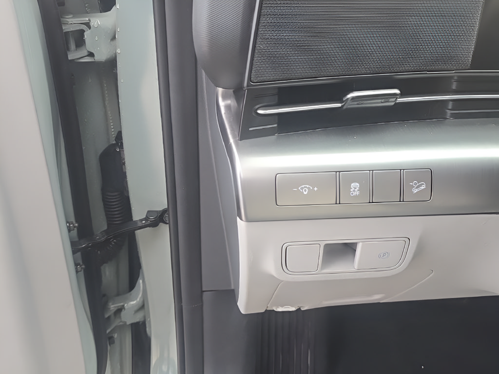 Used 2025 Hyundai Kona SEL FWD image 12
