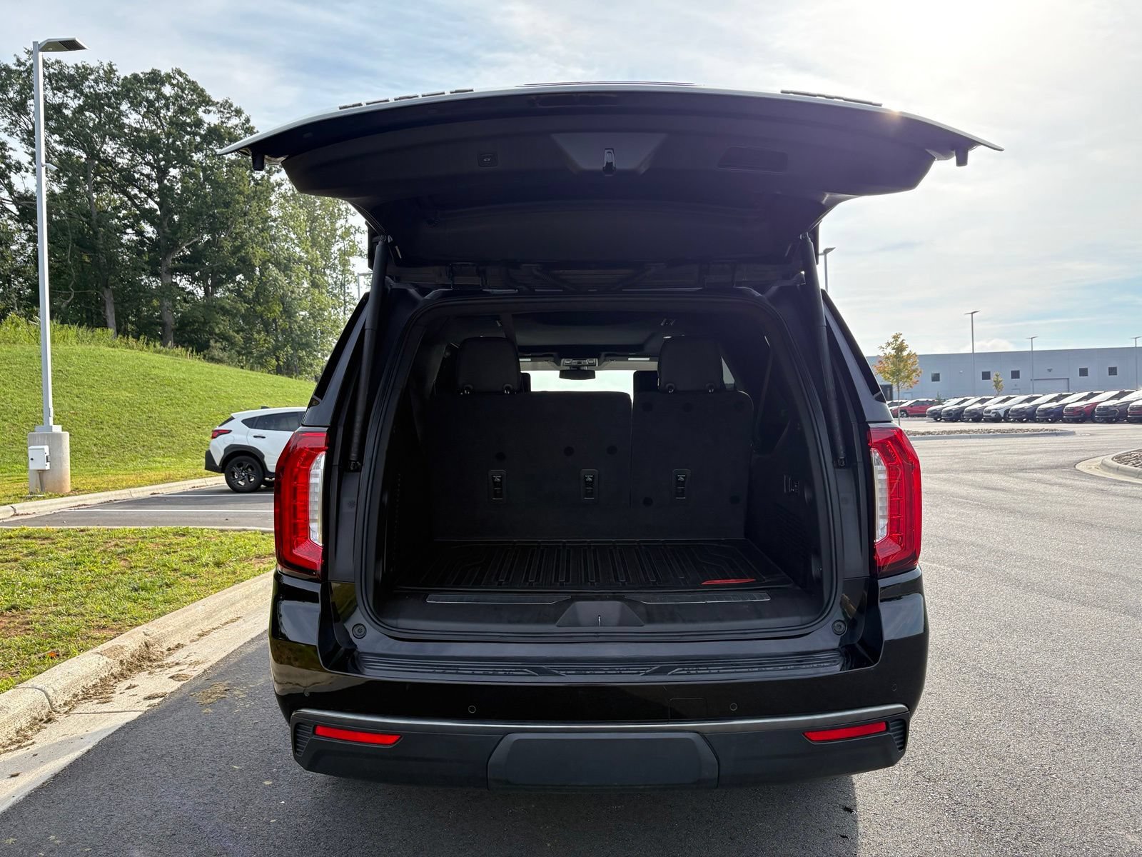 Used 2021 GMC Yukon XL AT4 w/ AT4 Premium Plus Package AWD/4WD image 11
