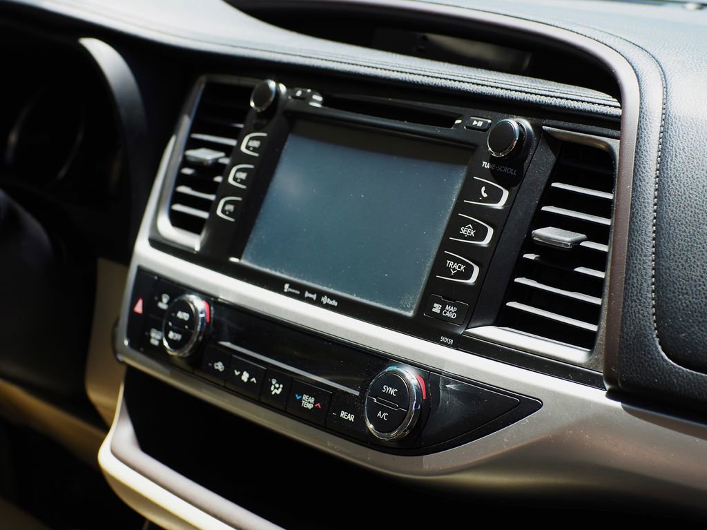 Used 2016 Toyota Highlander XLE FWD image 19