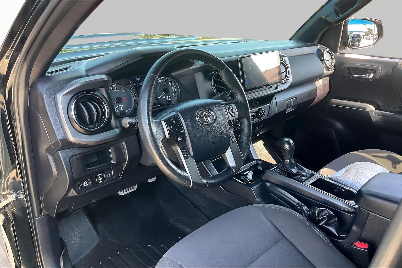 Used 2018 Toyota Tacoma TRD Sport w/ Technology Package AWD/4WD image 17