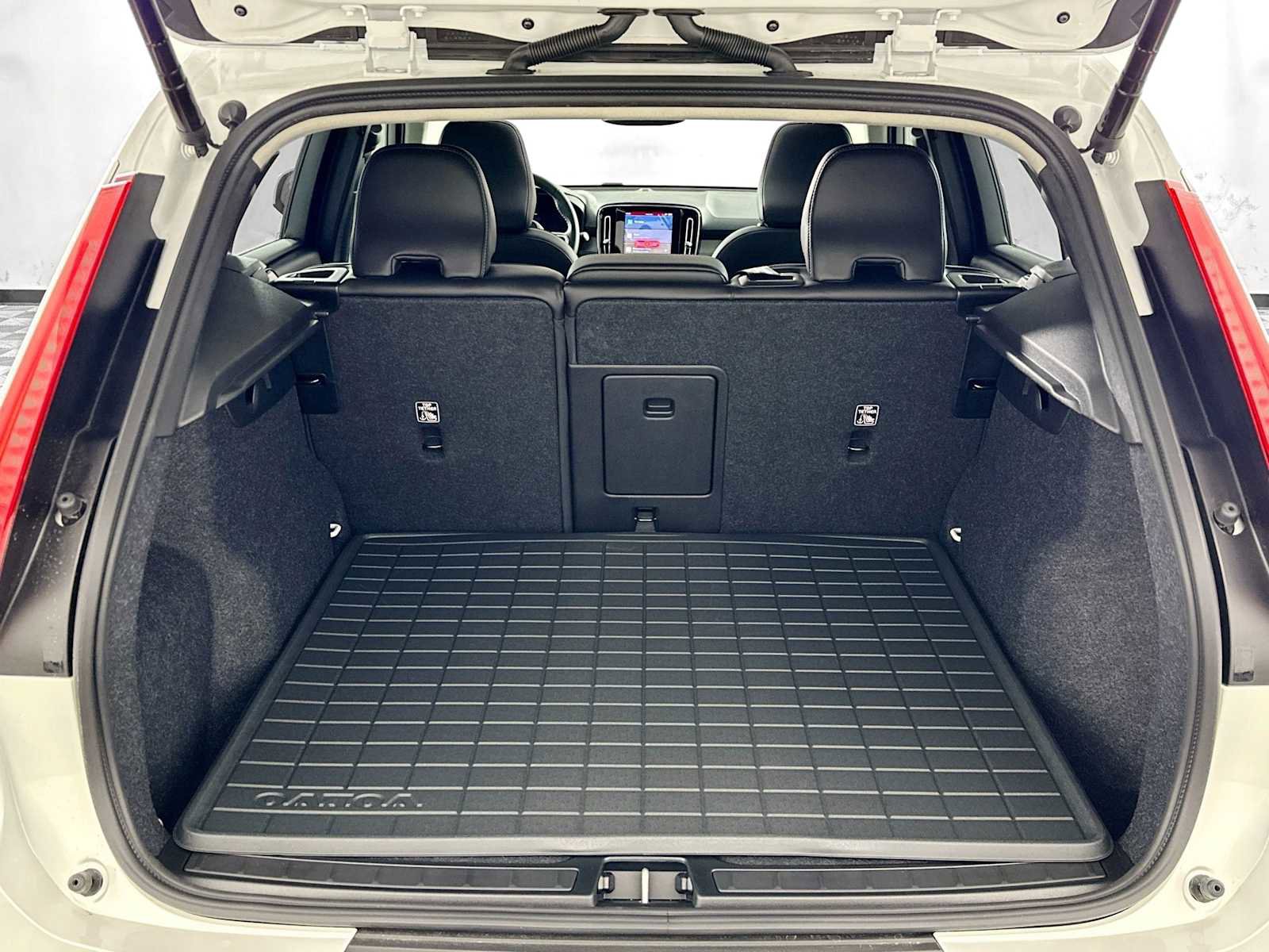 Certified 2025 Volvo XC40 B5 Core w/ Protection Package Premier image 24