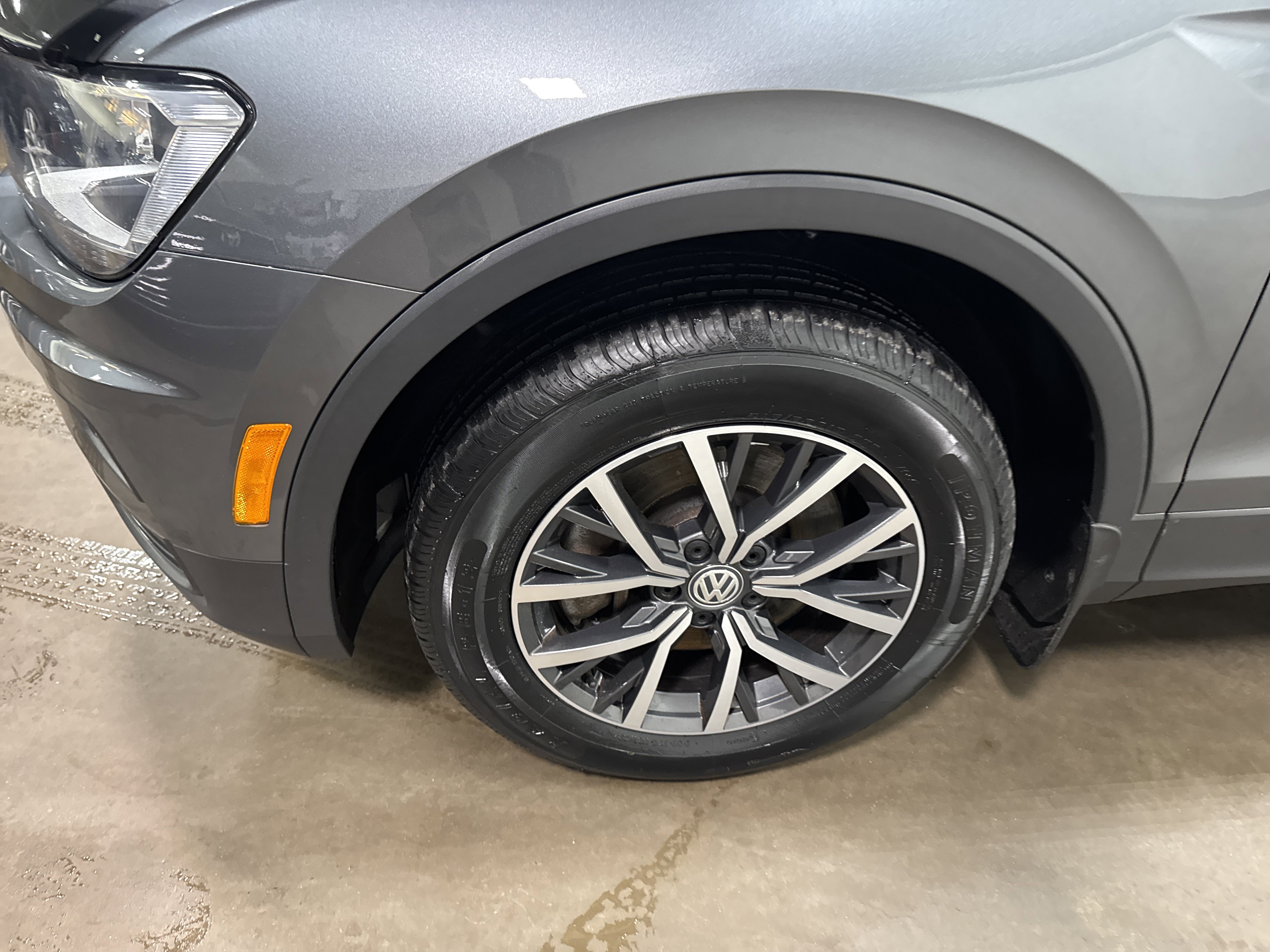 Used 2020 Volkswagen Tiguan SE w/ Panoramic Sunroof Package image 9