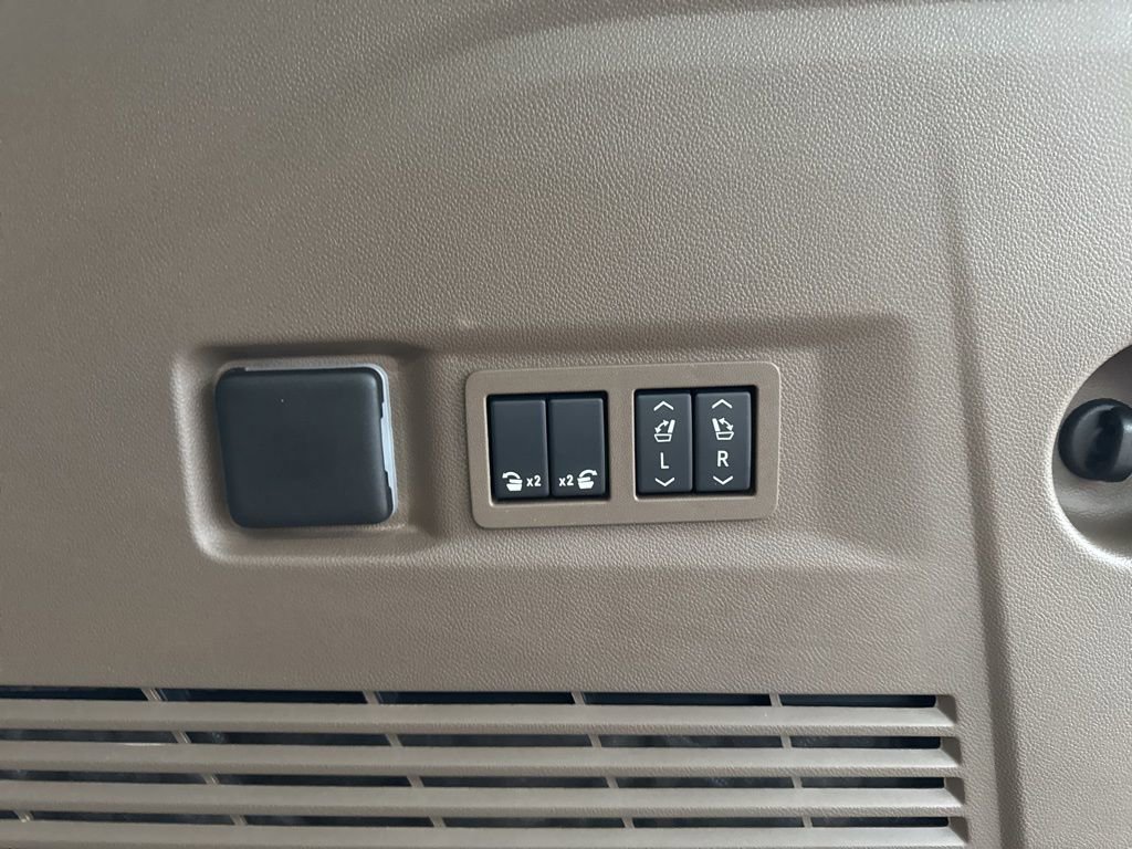 Used 2025 GMC Yukon Denali w/ Sun & Power Step Package image 34