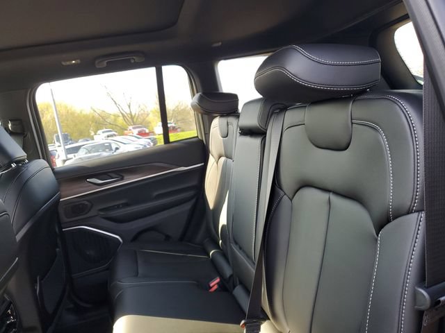 New 2026 Jeep Grand Cherokee Limited w/ Limited Altitude Package AWD/4WD image 16