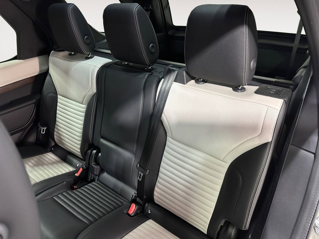 Used 2023 Land Rover Discovery S R-Dynamic image 13