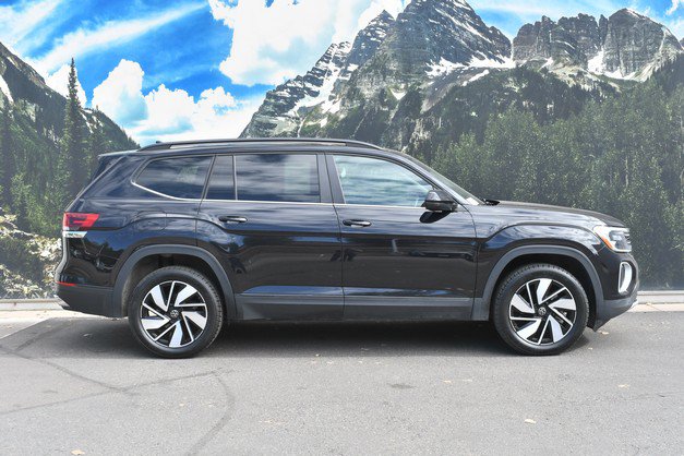 Used 2025 Volkswagen Atlas SE AWD/4WD image 2