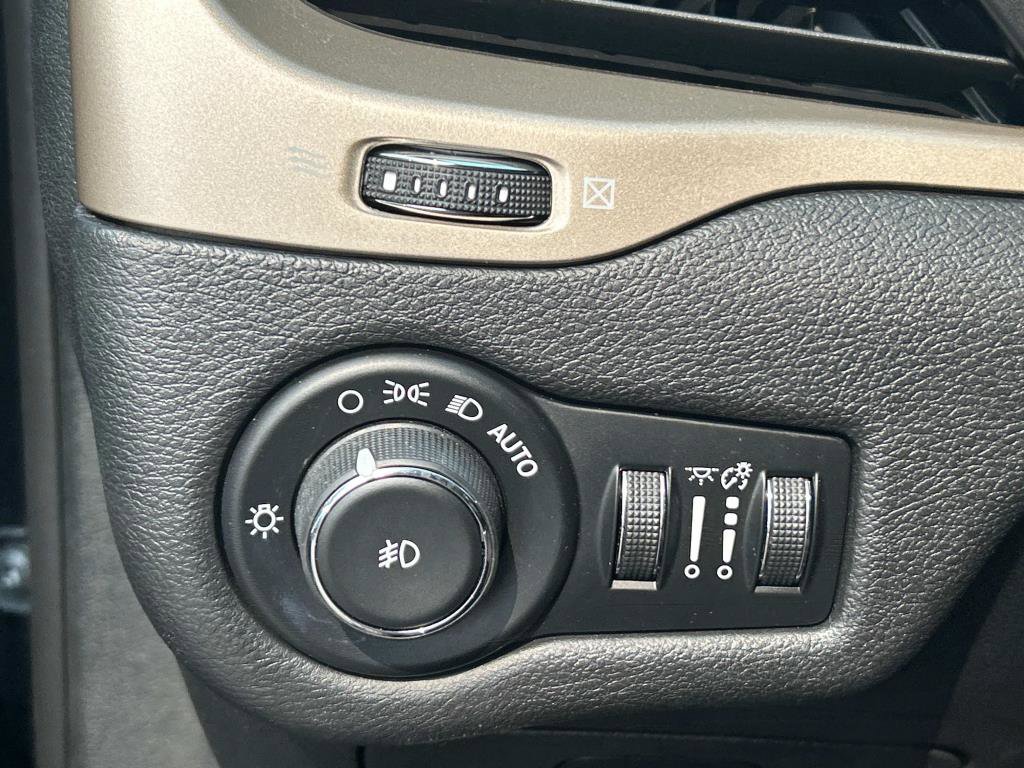 Used 2016 Jeep Cherokee Latitude image 18