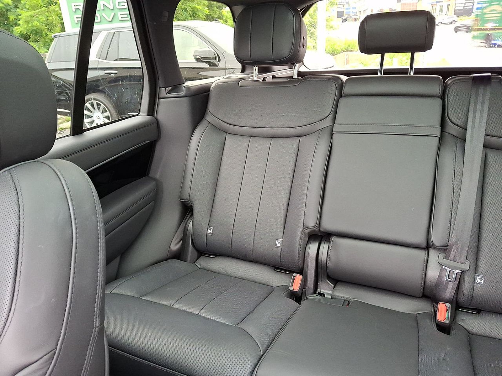 Certified 2025 Land Rover Range Rover SE AWD/4WD image 12