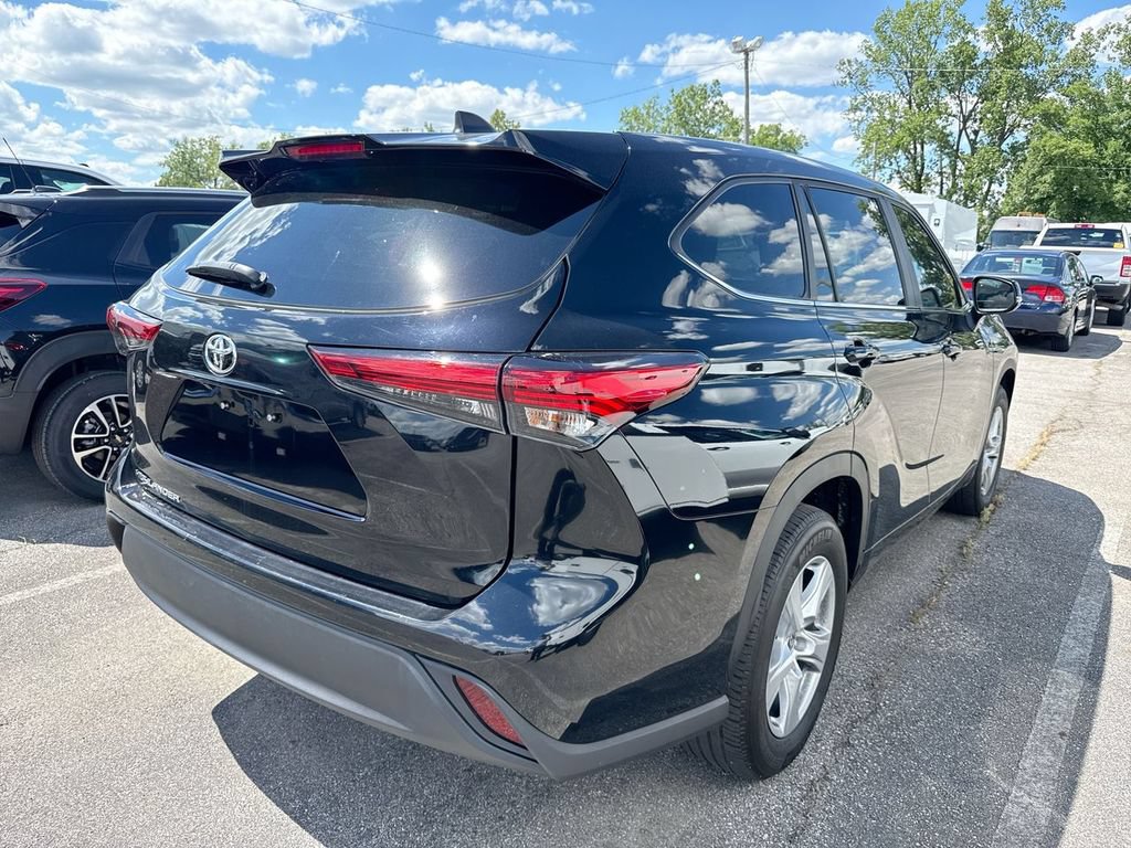 Used 2023 Toyota Highlander L FWD image 3
