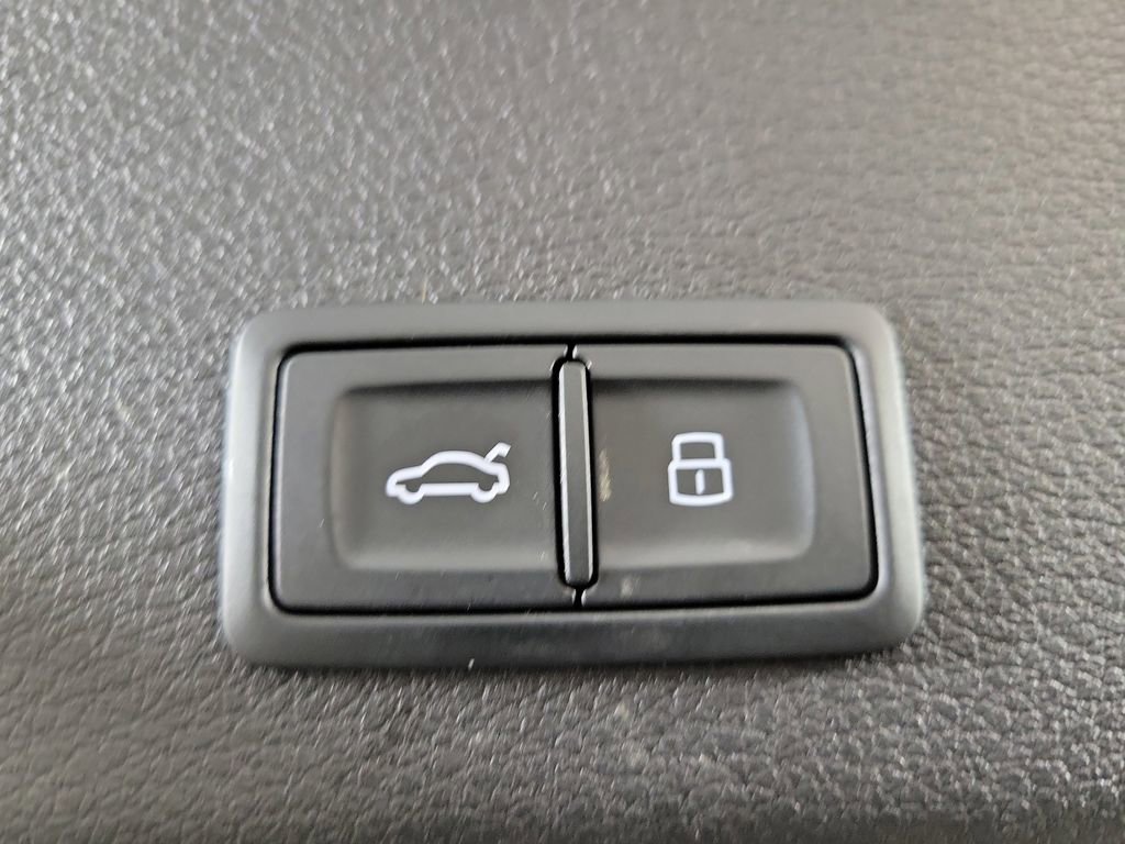 Used 2024 Audi Q8 e-tron Prestige w/ Prestige Package image 9