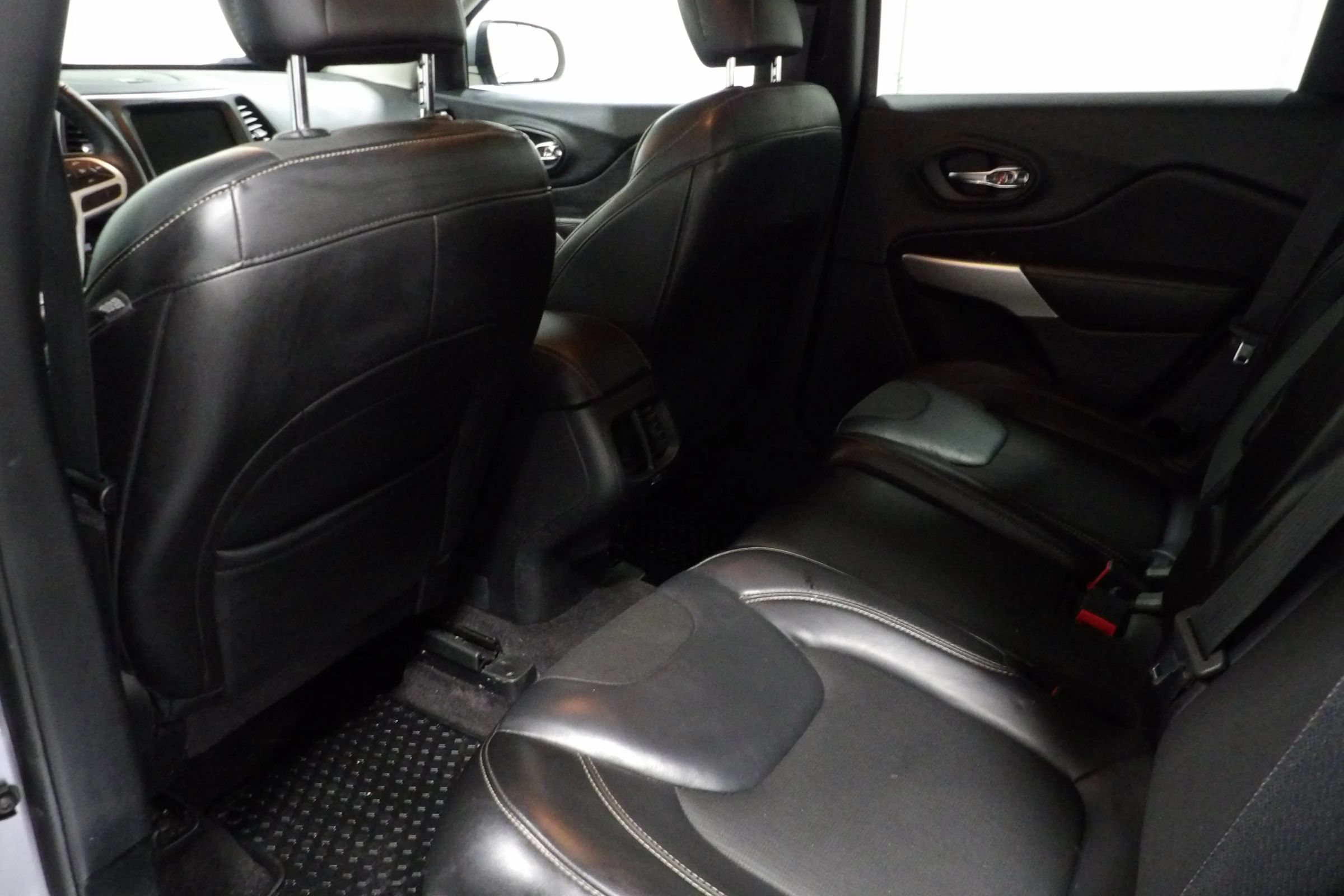 Used 2018 Jeep Cherokee Latitude Plus w/ Cold Weather Group AWD/4WD image 10