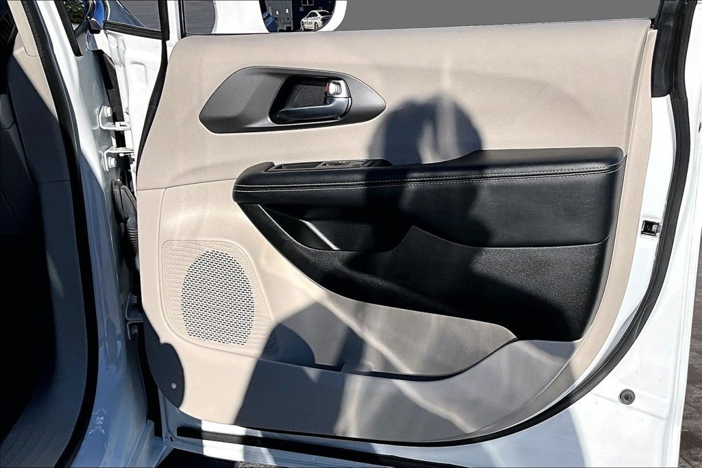 Used 2022 Chrysler Pacifica Touring-L FWD image 13