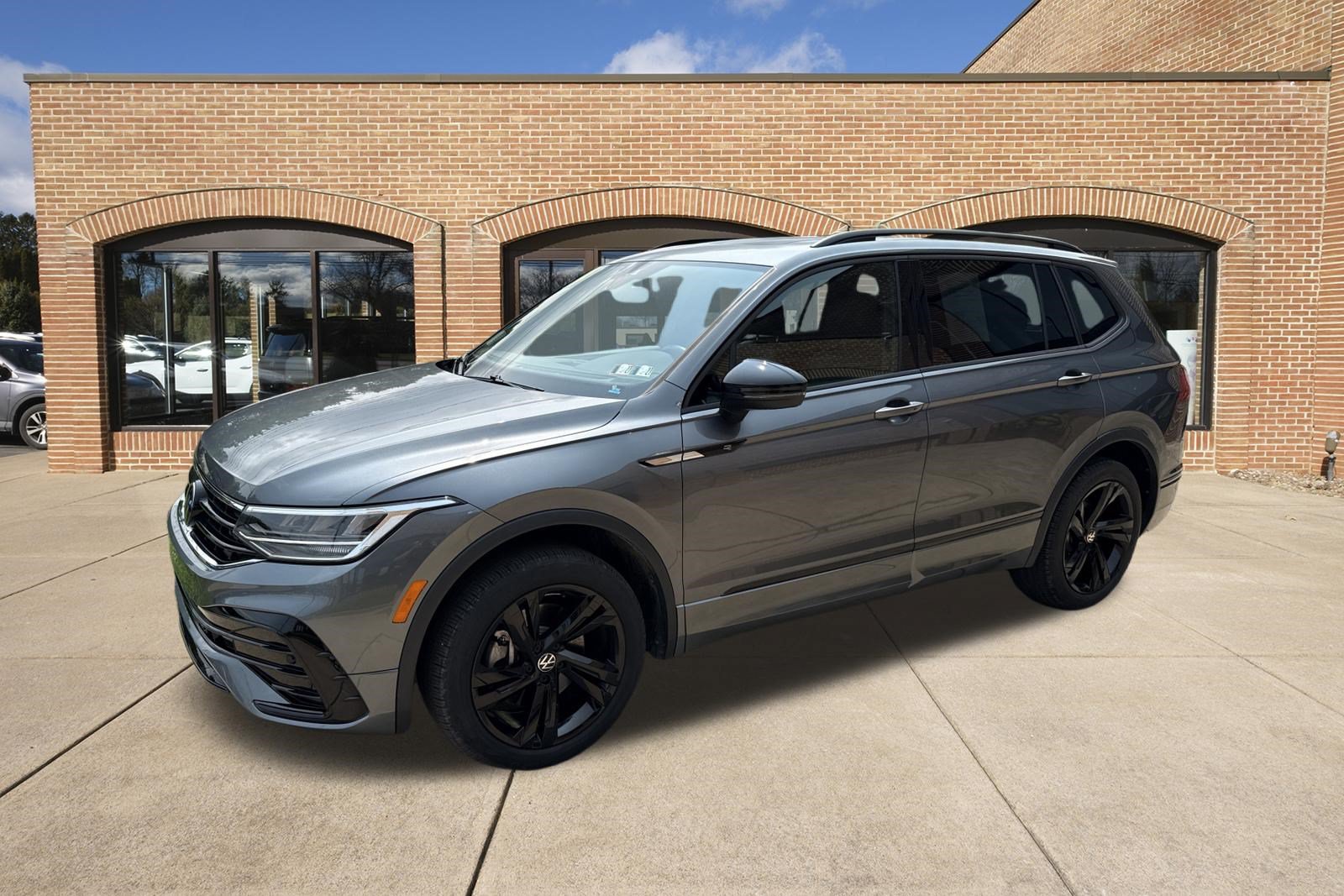 Used 2024 Volkswagen Tiguan SE R-Line AWD/4WD image 8
