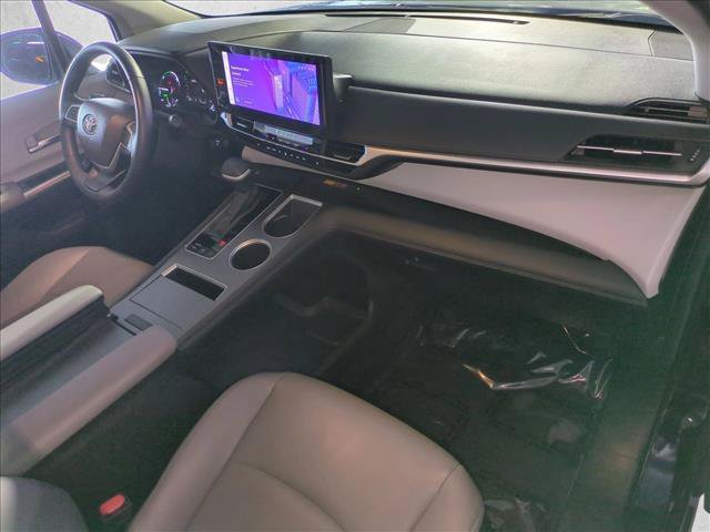 Used 2025 Toyota Sienna XLE FWD image 22