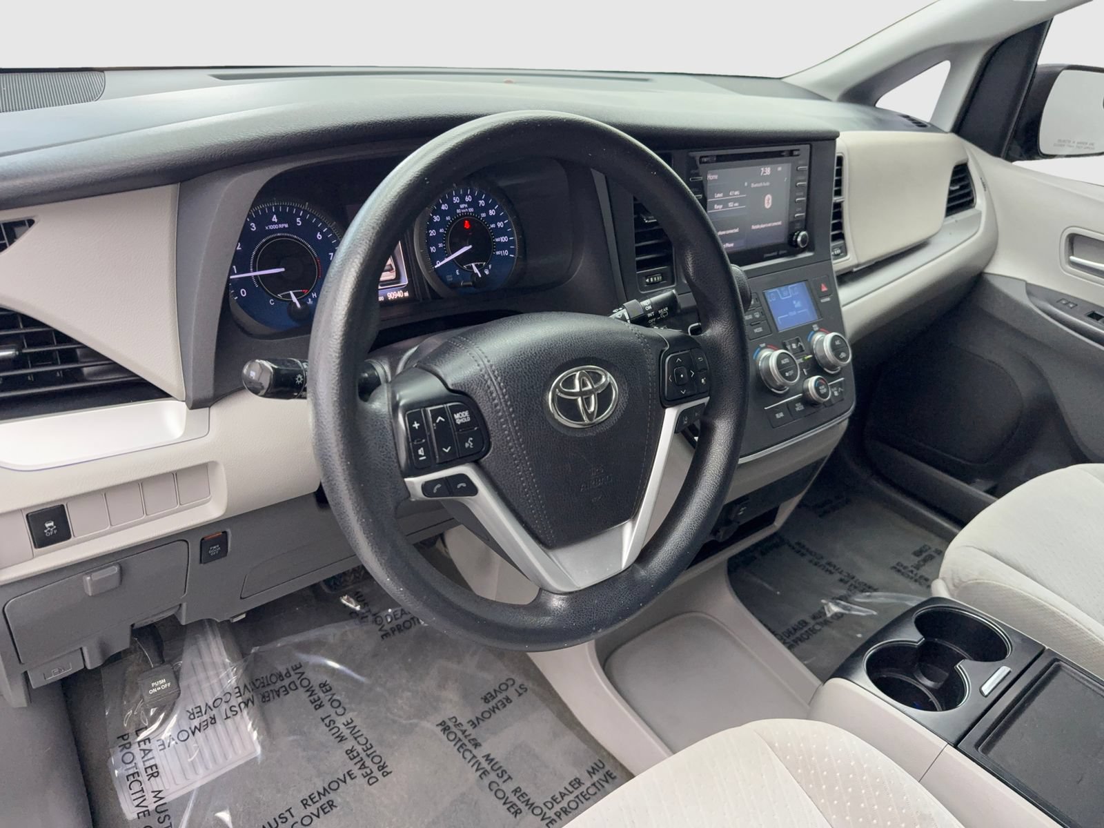 Used 2018 Toyota Sienna LE w/ Carpet Mat Package FWD image 18