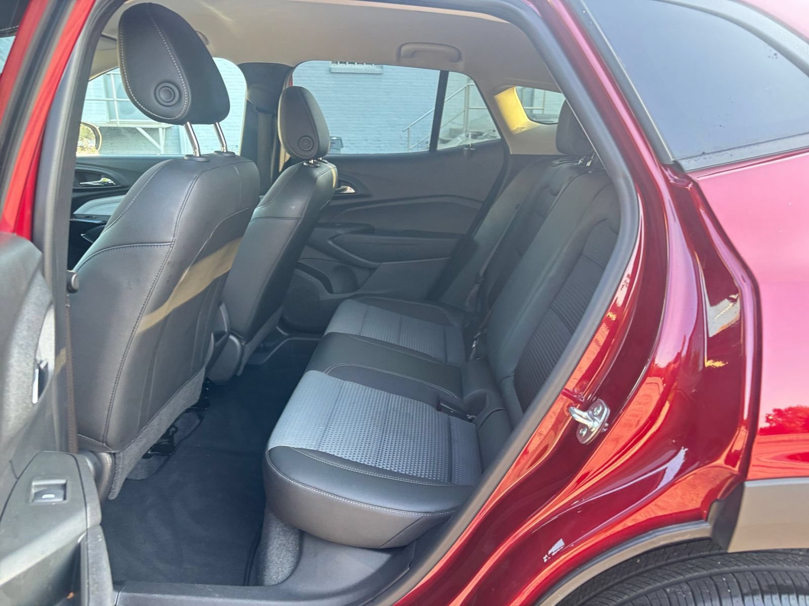 Used 2025 Chevrolet Trax LT w/ LT Convenience Package FWD image 25